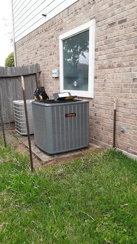 Why is My AC Not Cooling? Troubleshooting & Solutions 3 Technician performing maintenance on an outdoor air conditioning unit